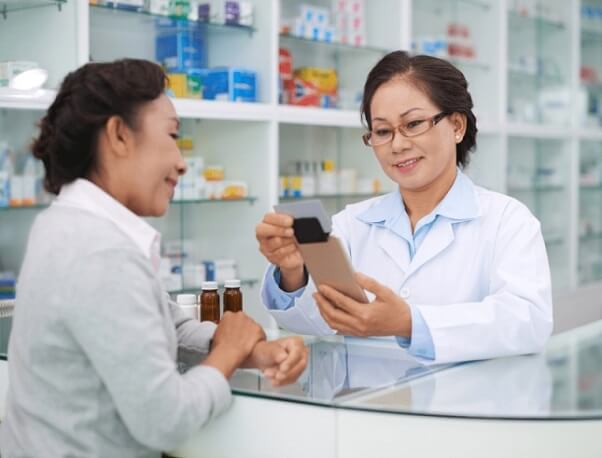 Dược sĩ hướng dẫn người mua cách sử dụng thuốc